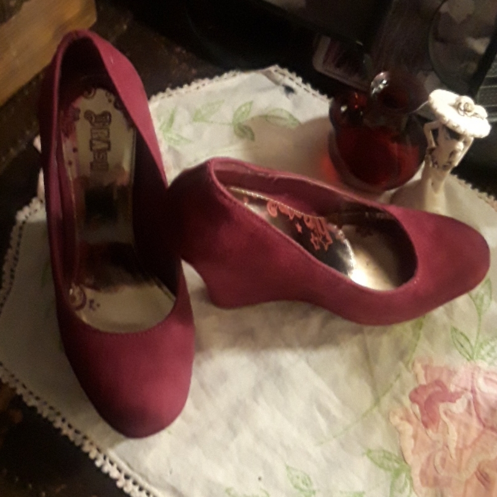 1 FREE with purchase -NWB Brash Maroon Wedges 6.5 - Picture 2 of 8